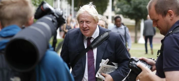 «Τα γυρίζει» ο Μπόρις Τζόνσον – Στηρίζει Μέι αλλά όχι και το Brexit